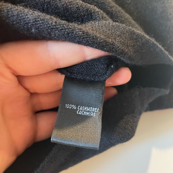 100% Cashmere Calvin Klein Off-the-Shoulder Black Sweater - Picture 4 of 6